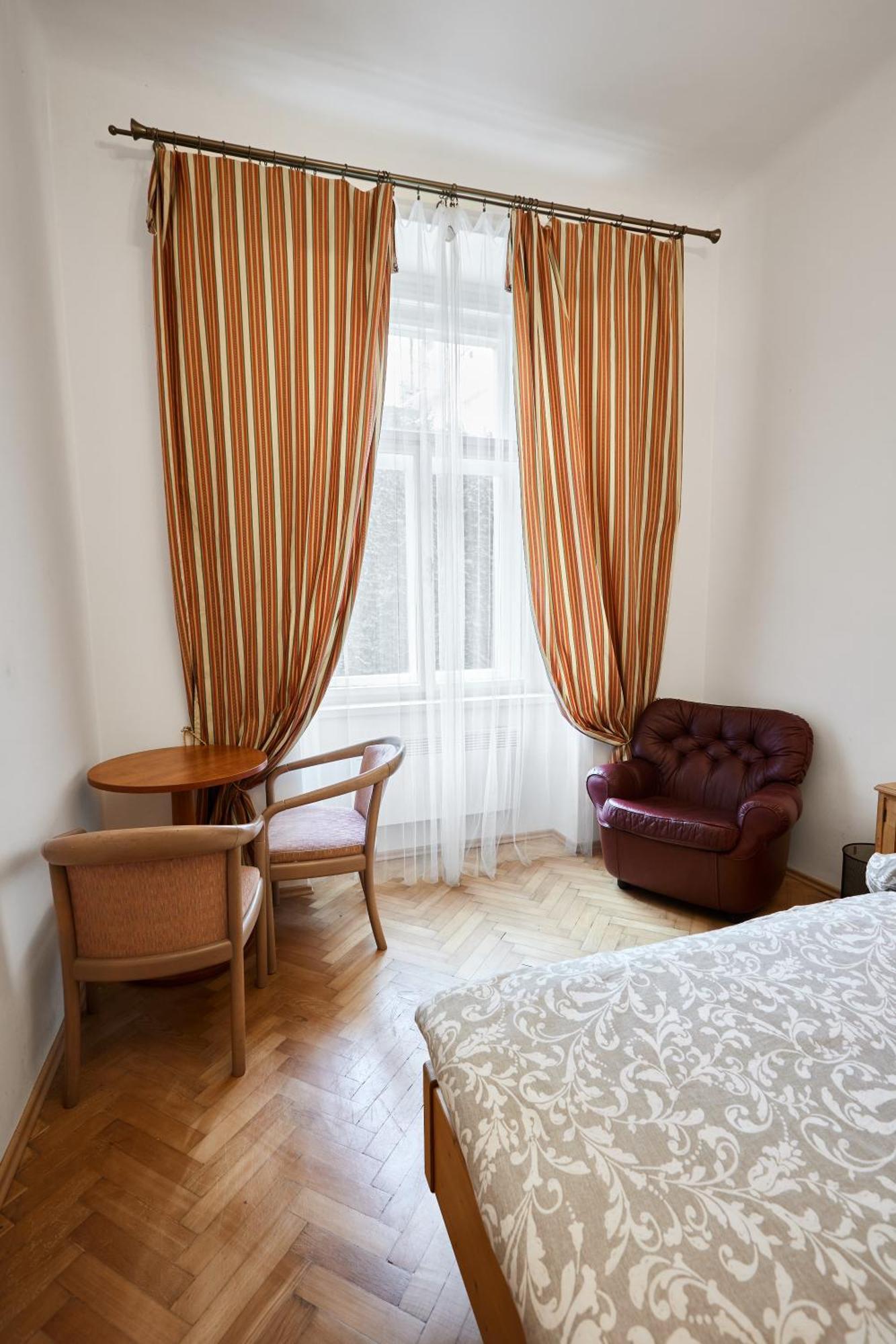 Room & Parking Assistance Prague Exterior photo
